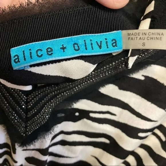 ALICE + OLIVIA Zebra Print Silk Blouse V Neck Short Sleeve Small - Picture 2 of 4